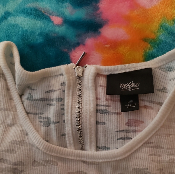 Great white tank by Mossimo. It's a few steps above that little white tank! - Picture 5 of 6